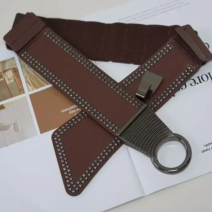 Ceinture large pour femmes avec rivets de style punk pour une utilisation polyvalente avec des robes ; élastique et tendance.