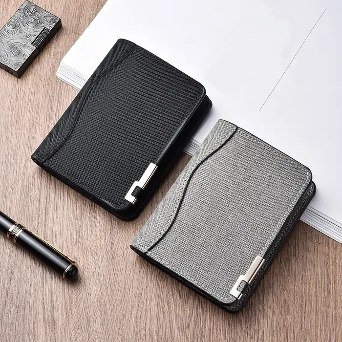 Portefeuille minimaliste pour homme avec accents métalliques et design uni