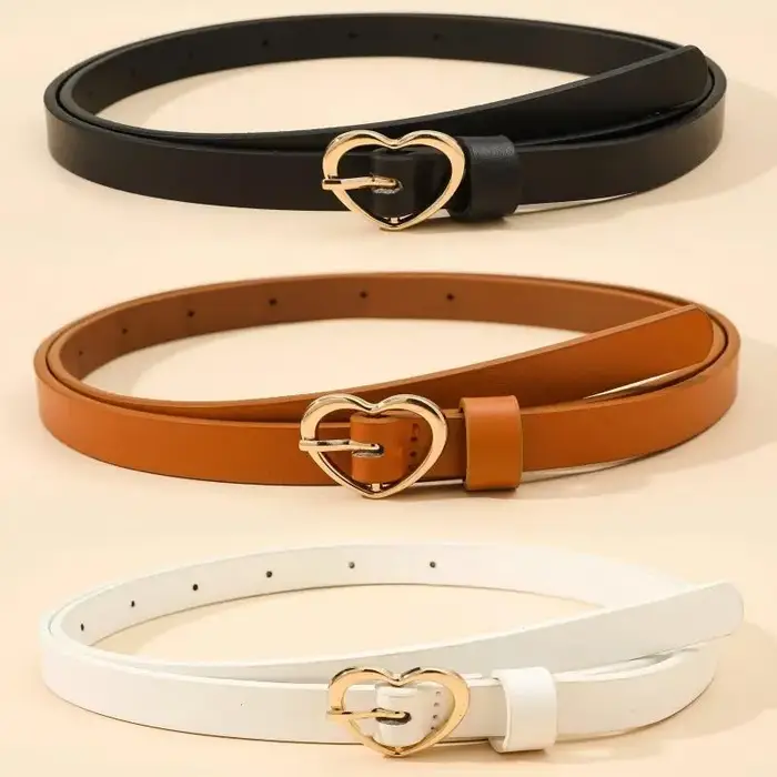 Un ensemble de trois ceintures fines à boucle dorée en forme de cœur, polyvalentes pour un usage quo