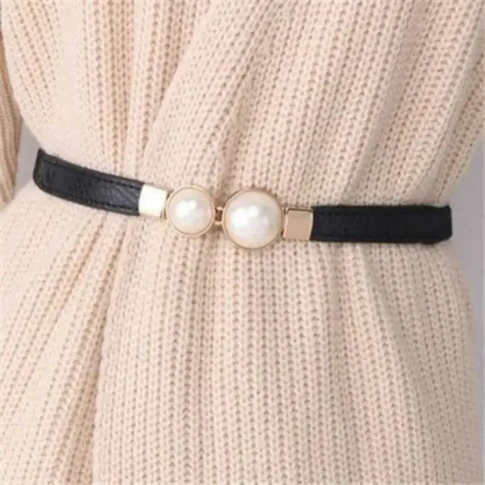 Une ceinture mince pour la robe
