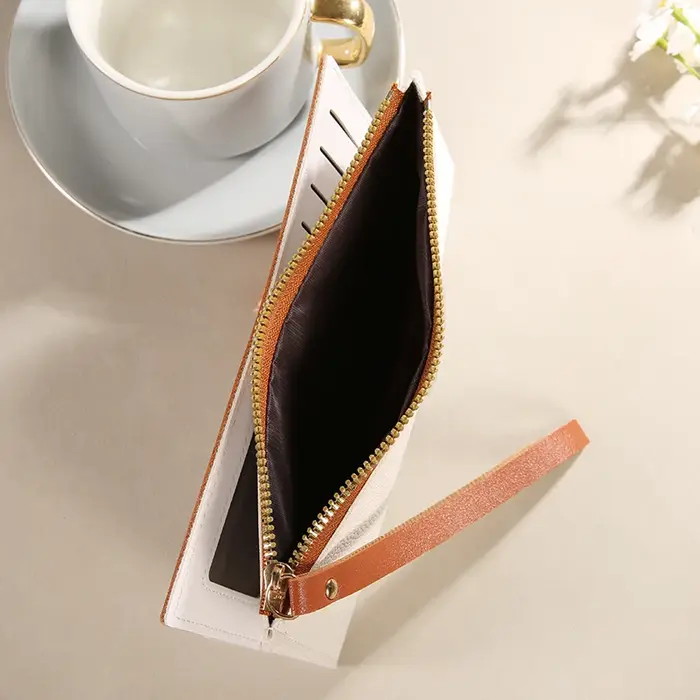 Portefeuille femme à la mode avec des couleurs contrastées ; long design à pompons ; porte-cartes multiples ; résout le