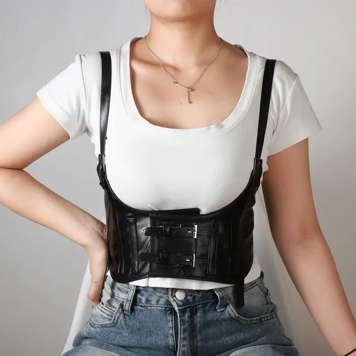 Une ceinture décorative pour femme avec une large