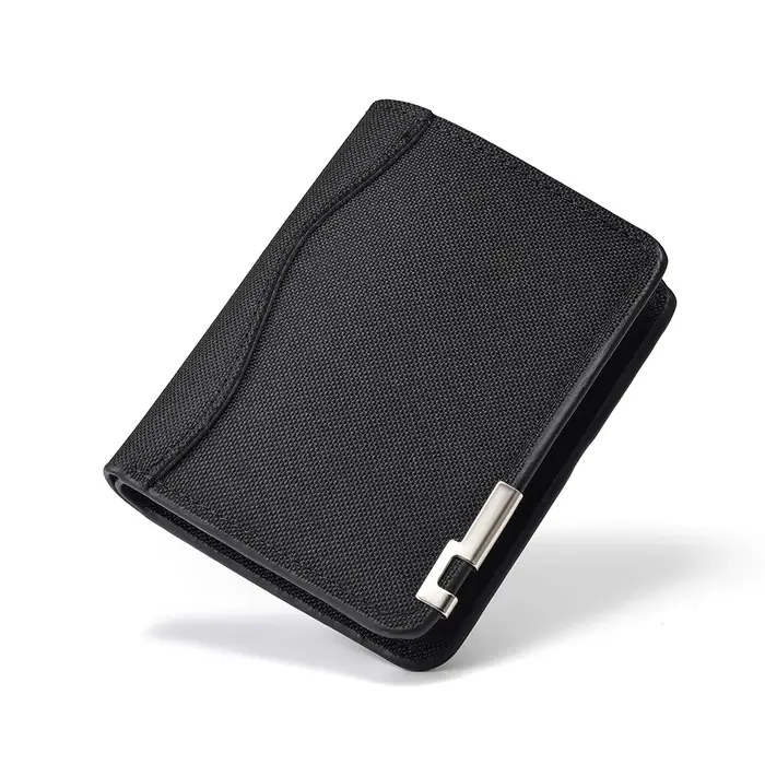 Portefeuille minimaliste pour homme avec accents métalliques et design uni, capable de contenir des 