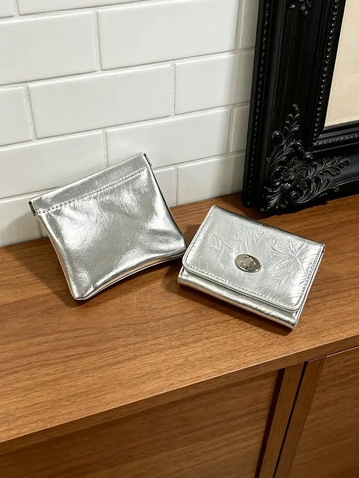 Portefeuille tri-pliant en PU argenté effet froissé + pochette escamotable