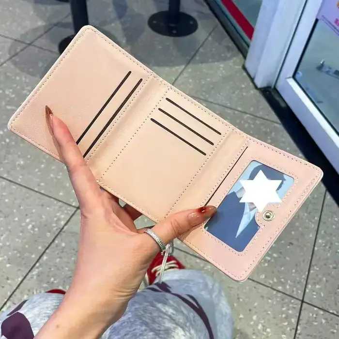 Petit portefeuille en cuir PU à pois avec joli pendentif en forme de cœur et design compact