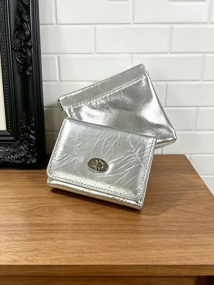 Portefeuille tri-pliant en PU argenté effet froissé + pochette escamotable