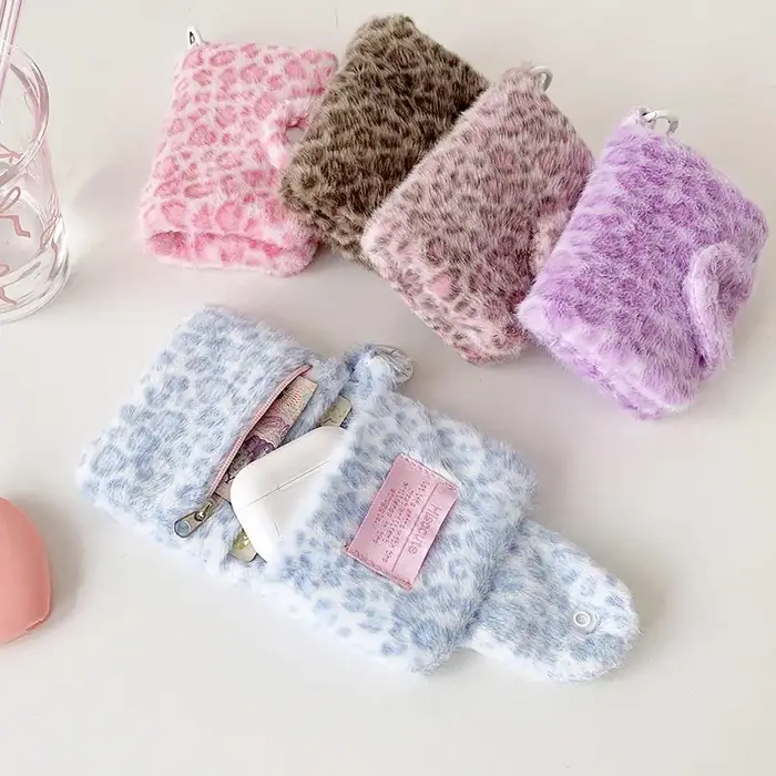 Porte-monnaie en peluche à imprimé léopard avec fermeture à pression