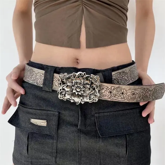Ceinture vintage en argent avec boucle gravée florale 3D, ceinture décorative de style court en cuir noir gaufré