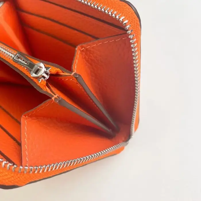 Conçu pour les porte-cartes en cuir véritable – méticuleusement fabriqué à partir de cuir Togo ou Ep