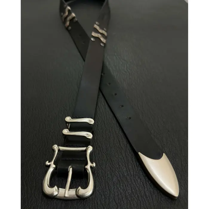 Ceinture blanche sculptée avec motifs délicats, boucle en métal mat, ceinture en cuir vintage élégan