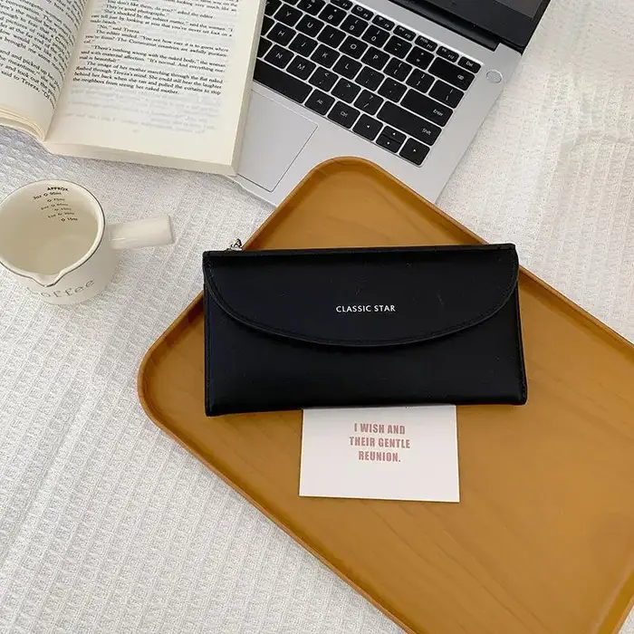 Portefeuille long pour femme en cuir vegan marron avec plusieurs emplacements pour cartes et fermeture éclair sécurisée