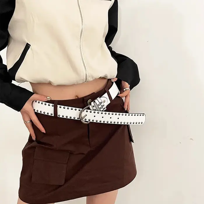 Ceinture en cuir cloutée avec boucle
