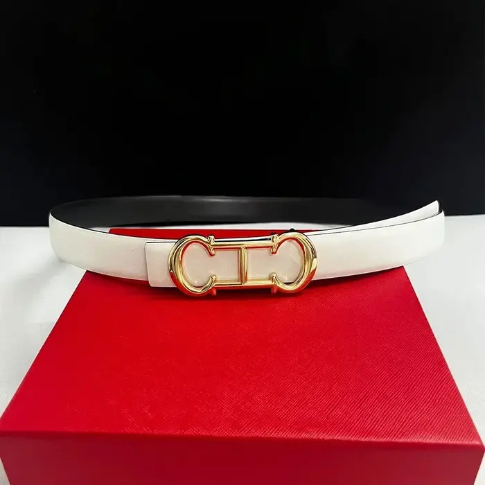 Ceinture pour femme de 25 mm de conception nouvelle avec une élégante boucle en lettres dorées