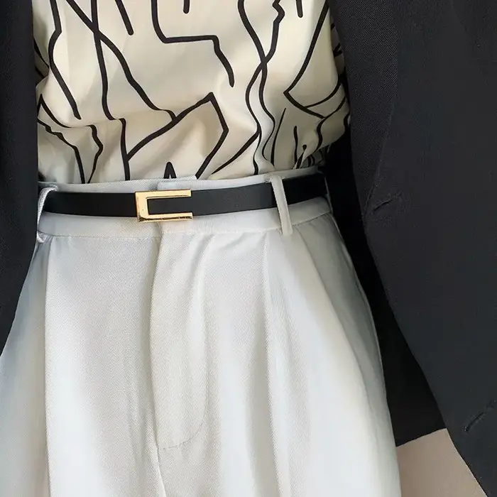 1 pièce de costume avec une ceinture fine pour une décoration polyvalente pour femme.