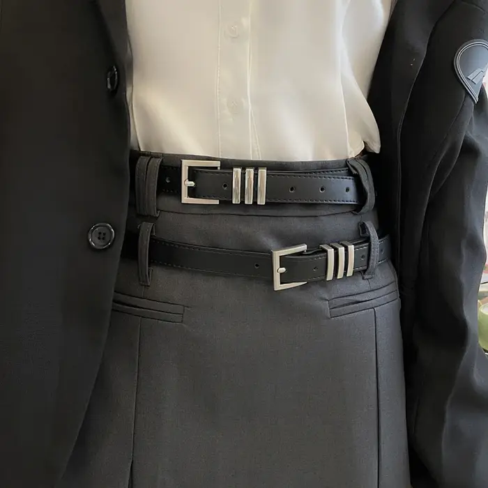 Ceinture fine noire élégante pour jeans et jupes