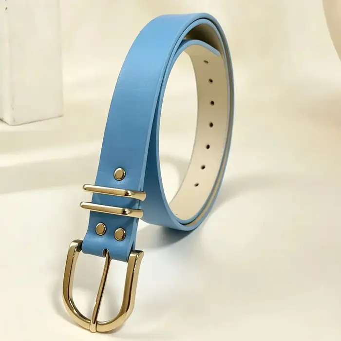 Une ceinture pour femme en bleu pur avec doubles boucles en métal, simple et polyvalente, parfaite pour les vacances et les loisirs, style bohème.