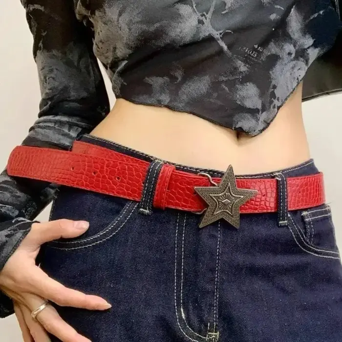 Ceintures en cuir rouge rétro