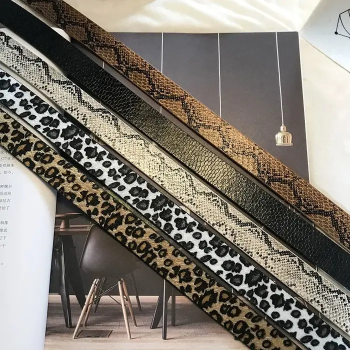 Ceinture fine à motif serpent avec boucle carrée léopard