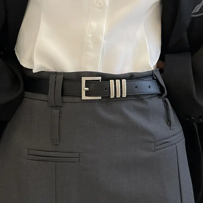 Ceinture fine noire élégante pour jeans et jupes