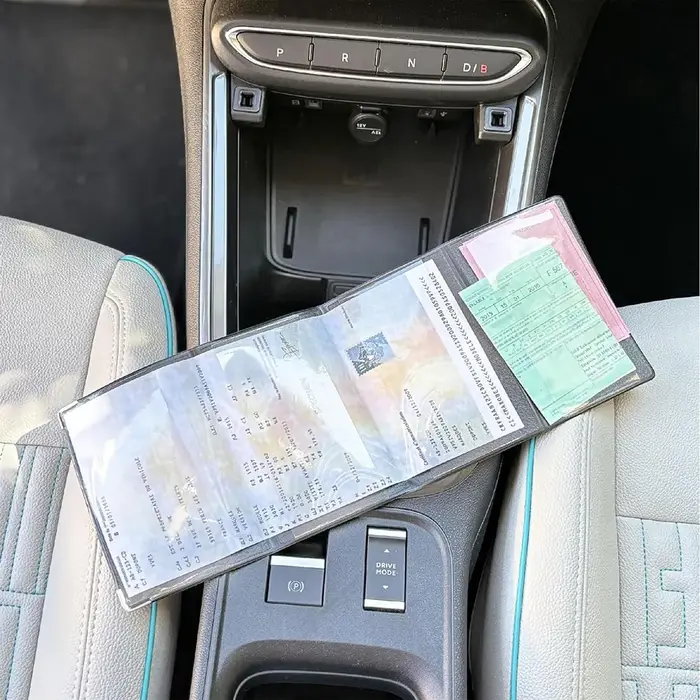 Porte-cartes gris à 4 volets en simili cuir
