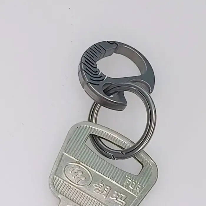 Mini porte-clés en alliage de titane
