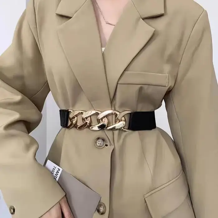 La ceinture élastique noire à chaîne
