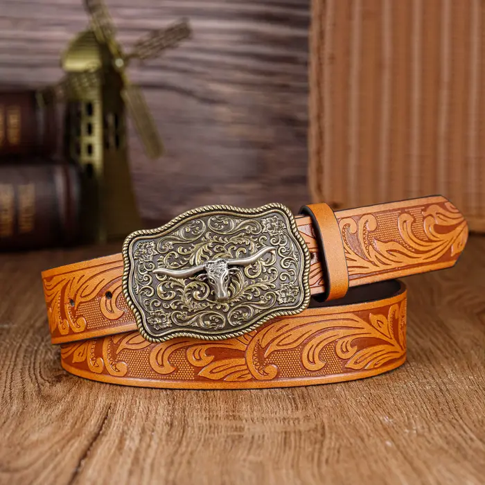 Une ceinture à la mode et à la mode avec une tête de taureau filetée en dentelle grande plaque boucl