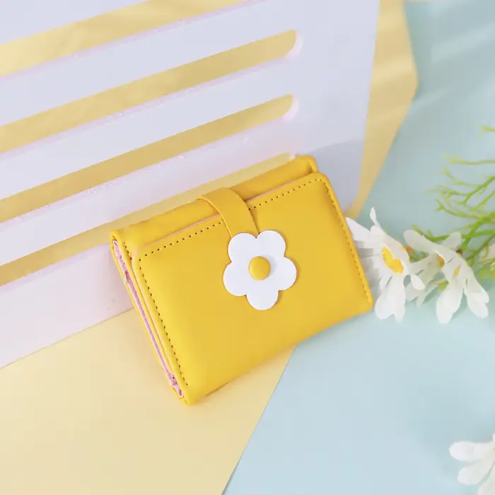 Portefeuille compact à trois volets pour femme avec imprimé floral délicat