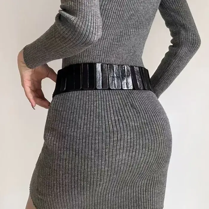 Ceinture large pour femmes avec rivets de style punk pour une utilisation polyvalente avec des robes ; élastique et tendance.
