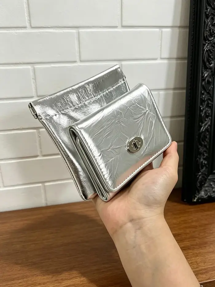 Portefeuille tri-pliant en PU argenté effet froissé + pochette escamotable