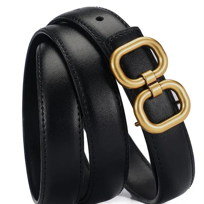 Ceinture marron d'été avec pantalon western finement assressenti