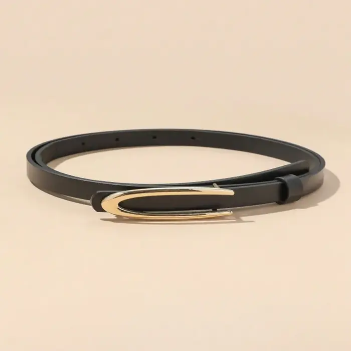 Une ceinture fine pour femme