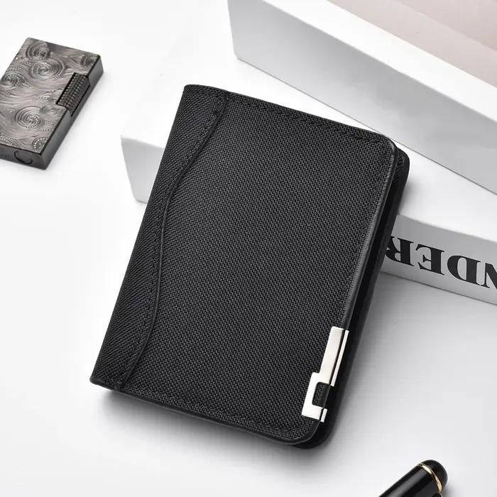 Portefeuille minimaliste pour homme avec accents métalliques et design uni