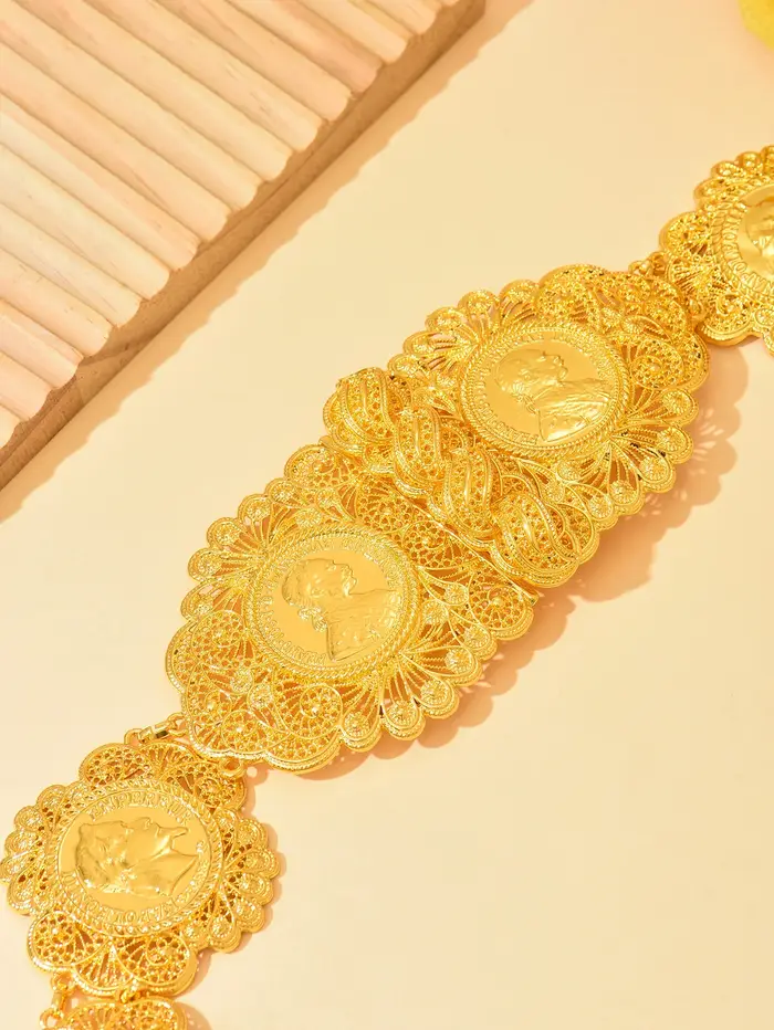 Ceinture de style cour avec pièce circulaire dorée et bordure en dentelle à motifs de tête humaine, design évidé pour ceinture, un style arabe