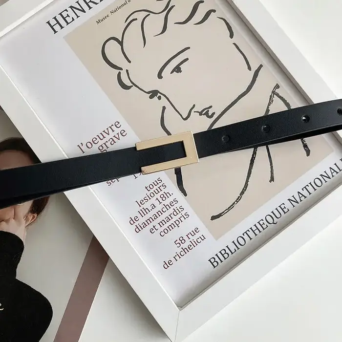 1 pièce de costume avec une ceinture fine pour une décoration polyvalente pour femme. Une ceinture n