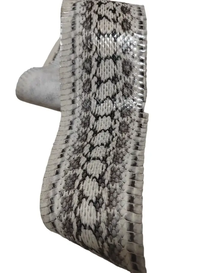 Cuir de serpent naturel non teint noir et blanc de 110 cm de long pour ceinture