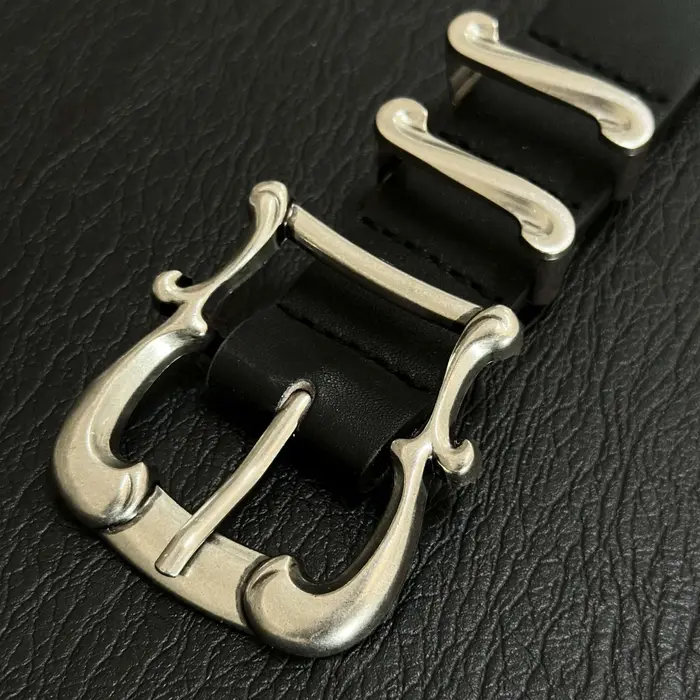 Ceinture blanche sculptée avec motifs délicats