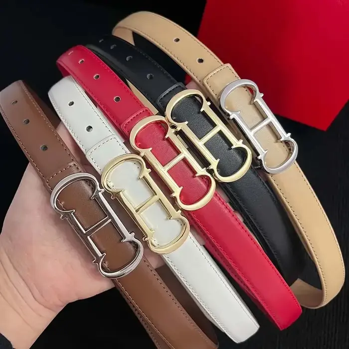 Ceinture pour femme de 25 mm de conception nouvelle avec une élégante boucle en lettres dorées
