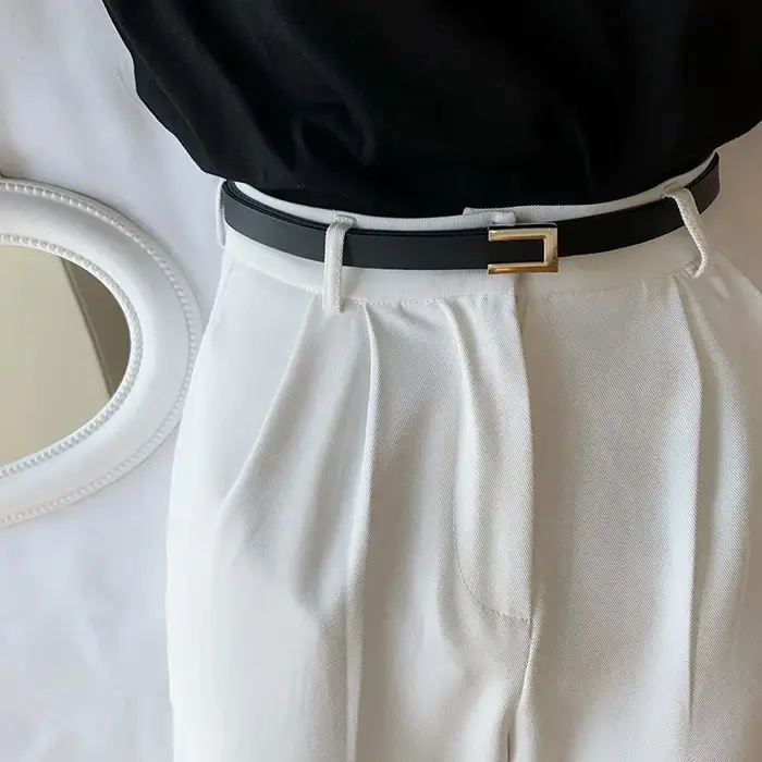 1 pièce de costume avec une ceinture fine pour une décoration polyvalente pour femme.