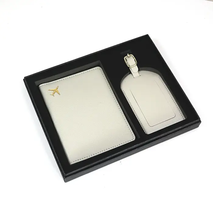 Ensemble de porte-passeport et étiquette de bagage personnalisés avec boîte cadeau, porte-passeport
