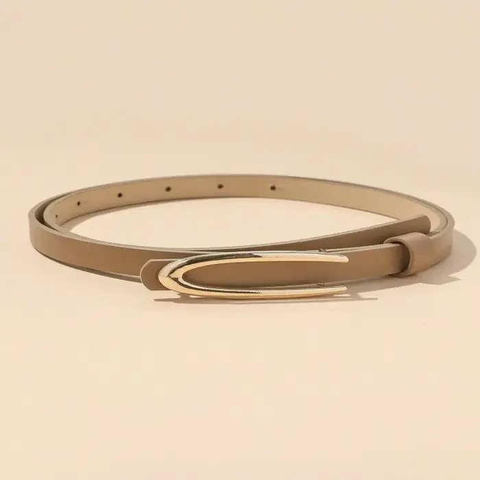 Une ceinture fine pour femme, qui est un corset décoratif et une pièce polyvalente qui peut être ass