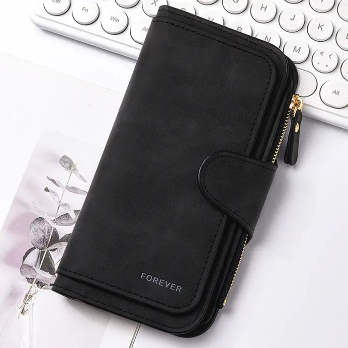 Le portefeuille long pour femme Red Rose comprend plusieurs emplacements pour cartes, une poche pour