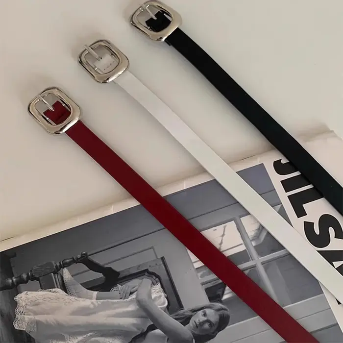 Ceinture élégante en cuir rouge avec boucle carrée en métal