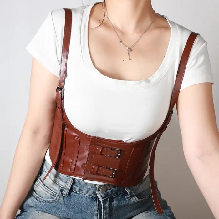 Une ceinture décorative pour femme avec une large