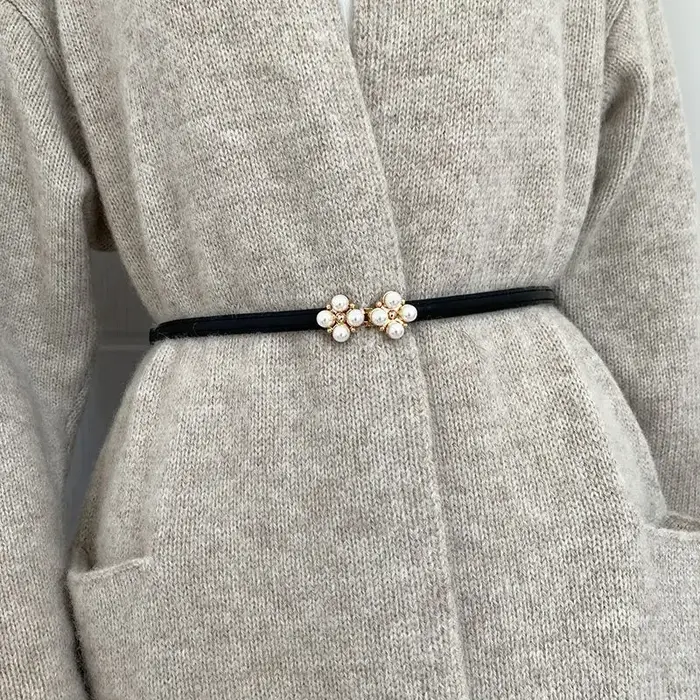 Ceinture en cuir minimaliste et élégante de style coréen avec accent trèfle à quatre feuilles et perles, finition mate et sangle réglable