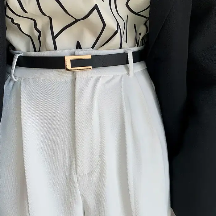 1 pièce de costume avec une ceinture fine pour une décoration polyvalente pour femme.