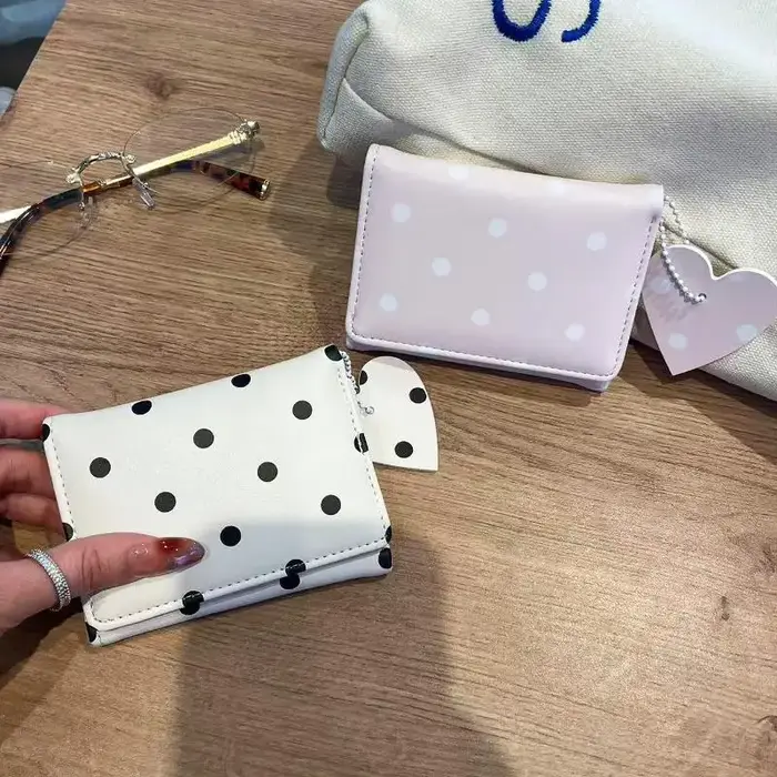 Petit portefeuille en cuir PU à pois avec joli pendentif en forme de cœur et design compact