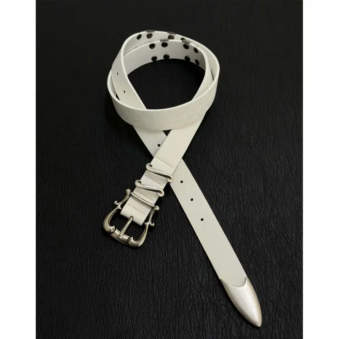 Ceinture blanche sculptée avec motifs délicats