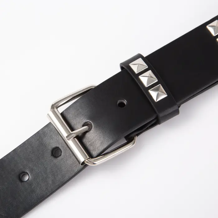 Ceinture à rivets carrés et perles