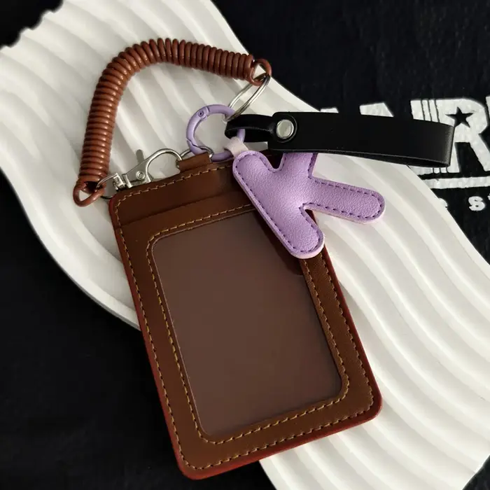 Porte-cartes en cuir avec lettres anglaises dans des schémas de couleur de dopamine